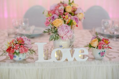 Çiçeklerle düğün masası dekorasyonu 