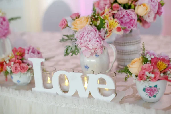 Çiçeklerle düğün masası dekorasyonu 