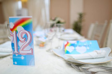 Düğün dekorasyon tabloyla çiçek ve raindows