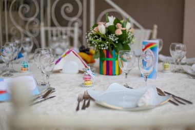 Düğün dekorasyon tabloyla çiçek ve raindows