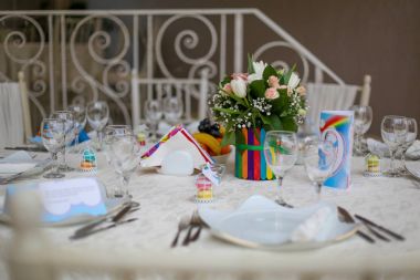 Düğün dekorasyon tabloyla çiçek ve raindows