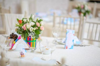 Düğün dekorasyon tabloyla çiçek ve raindows