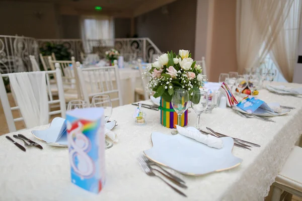 Düğün dekorasyon tabloyla çiçek ve raindows