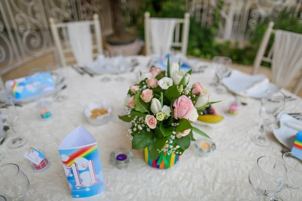 Düğün dekorasyon tabloyla çiçek ve raindows