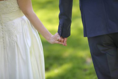 Gelin ve damat el ele tutuşuyorlar. 