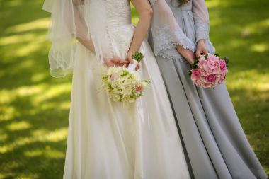 Gelin çiçek ve hizmetçi ile 