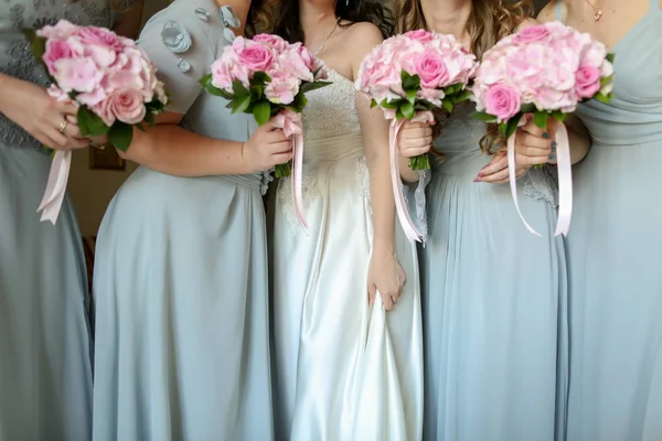 Sposa con fiori e cameriere — Foto Stock