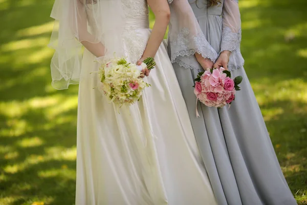 Невеста с цветами и горничными — стоковое фото
