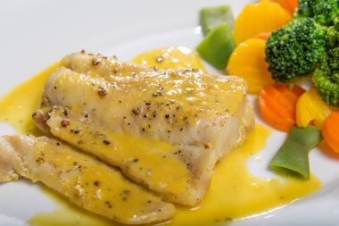 Izgara balık fileto ile haşlanmış sebze