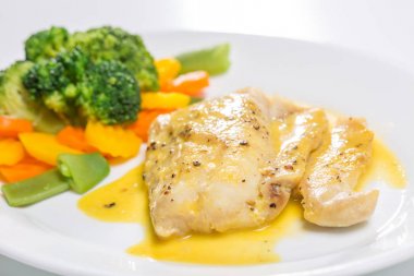 Izgara balık fileto ile haşlanmış sebze