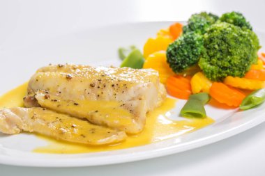 Izgara balık fileto ile haşlanmış sebze