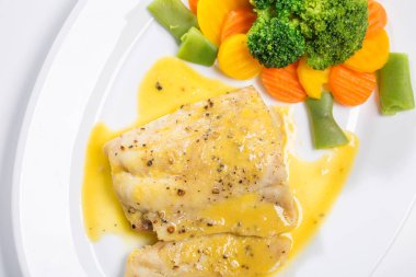 Izgara balık fileto ile haşlanmış sebze