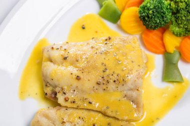 Izgara balık fileto ile haşlanmış sebze