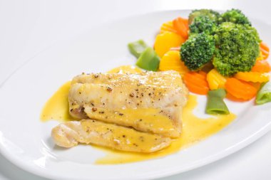 Izgara balık fileto ile haşlanmış sebze