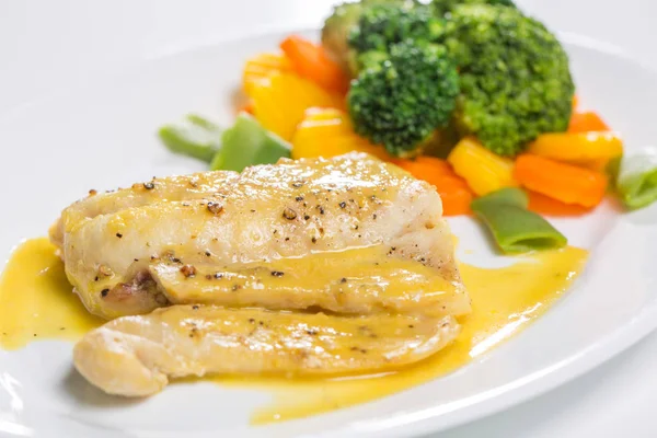 Izgara balık fileto ile haşlanmış sebze