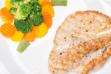 Havuç ve sebze ızgara hindi göğsü