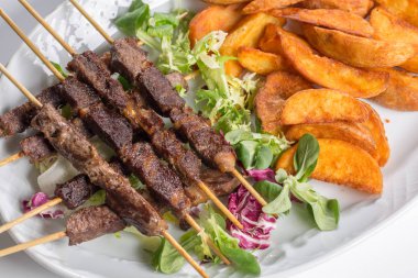 Kuzu şiş üzerinde takozlar patates salatası 