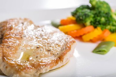 Havuç ve sebze ızgara hindi göğsü