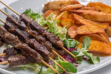 Kuzu şiş üzerinde takozlar patates salatası 