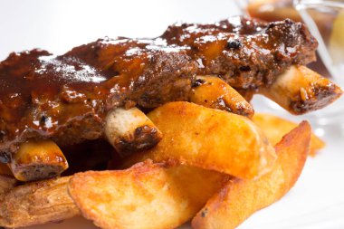 Lezzetli domuz kaburga sos ve bir plaka üzerinde salatalık ile