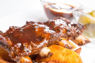 Lezzetli domuz kaburga sos ve bir plaka üzerinde salatalık ile