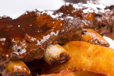 Lezzetli domuz kaburga sos ve bir plaka üzerinde salatalık ile