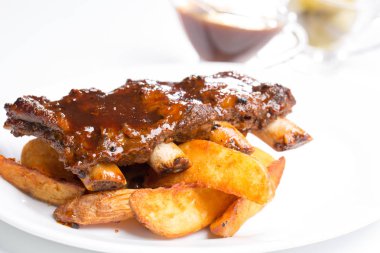 Lezzetli domuz kaburga sos ve bir plaka üzerinde salatalık ile