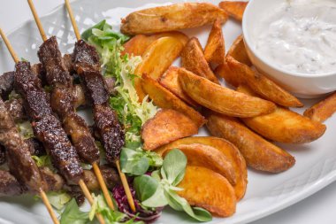 Kuzu şiş üzerinde takozlar patates salatası 
