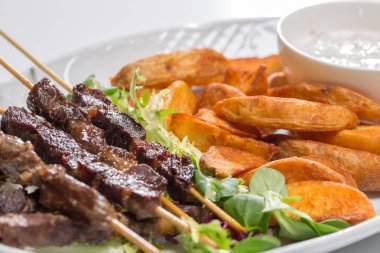 Kuzu şiş üzerinde takozlar patates salatası 