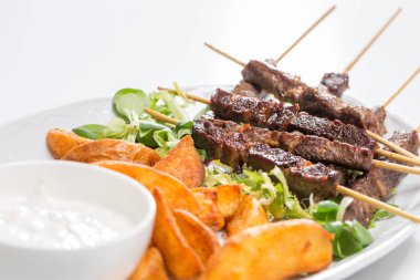 Kuzu şiş üzerinde takozlar patates salatası 