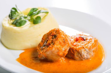 Doldurulmuş tavuk rulo kırmızı sos ve patates püresi ile