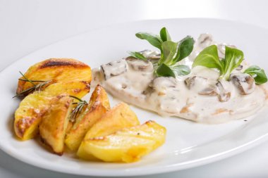 Lezzetli mantar soslu tavuk ızgara ve fırında patates