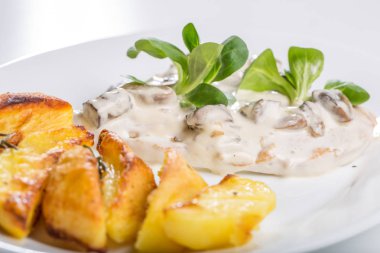 Lezzetli mantar soslu tavuk ızgara ve fırında patates