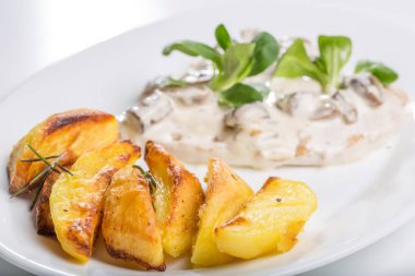 Lezzetli mantar soslu tavuk ızgara ve fırında patates