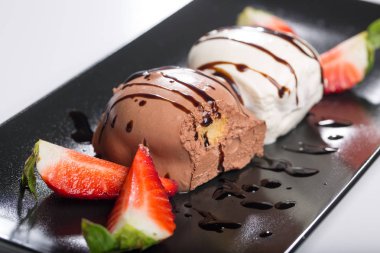 çilek ile Profiterol, yakın çekim