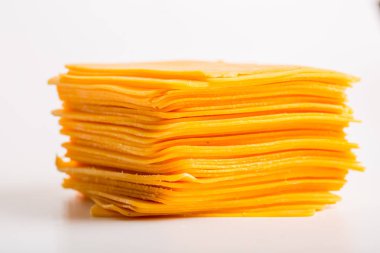 Cheddar peynir dilimleri yakın çekim 