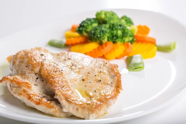 Havuç ve sebze ızgara hindi göğsü