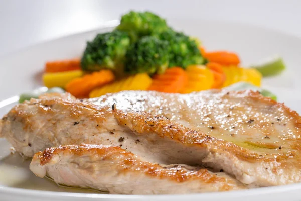 Havuç ve sebze ızgara hindi göğsü