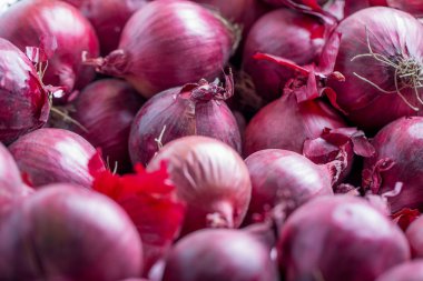sepet içinde birçok kırmızı soğan yakın çekim
