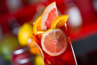 Portakal yapılan taze kokteyl meyve suyu