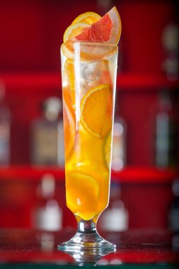 Portakal yapılan taze kokteyl meyve suyu