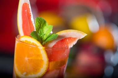 Portakal yapılan taze kokteyl meyve suyu