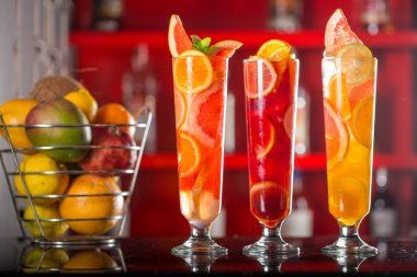 Portakal yapılan taze kokteyl meyve suyu