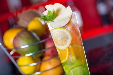 Portakal yapılan taze kokteyl meyve suyu