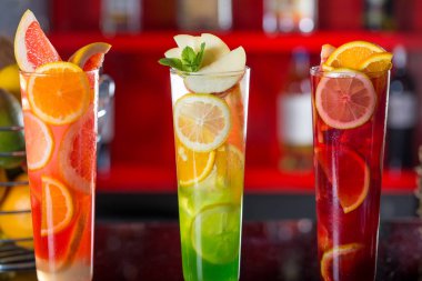 Portakal yapılan taze kokteyl meyve suyu