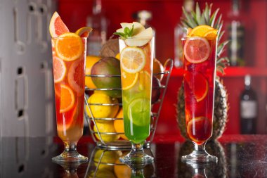 Portakal yapılan taze kokteyl meyve suyu