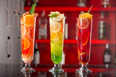 Portakal yapılan taze kokteyl meyve suyu