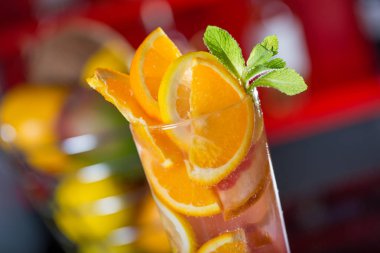 Portakal yapılan taze kokteyl meyve suyu