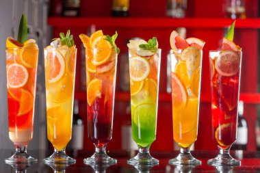 Portakal yapılan taze kokteyl meyve suyu