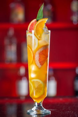 Portakal yapılan taze kokteyl meyve suyu